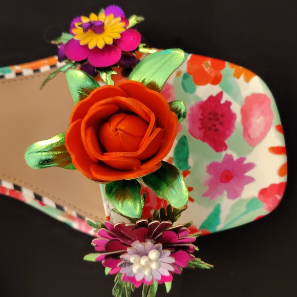Betsey Johnson Erik Multicolor Floral Heels with 3D Flowers – Size 8 - Picture 7 of 13